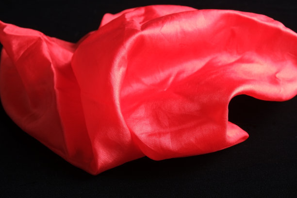 闪亮的鲜红色丝绸在天鹅绒上图片下载