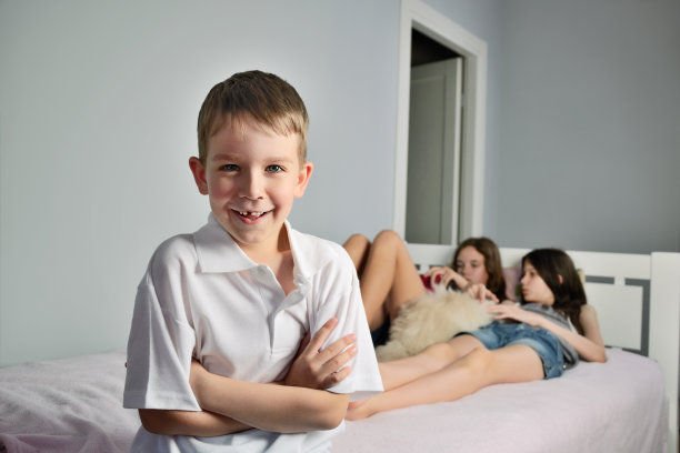 愉快的男孩在房间里和女孩们在一起图片下载