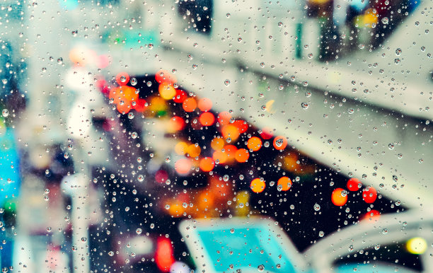 雨滴落在玻璃上图片下载