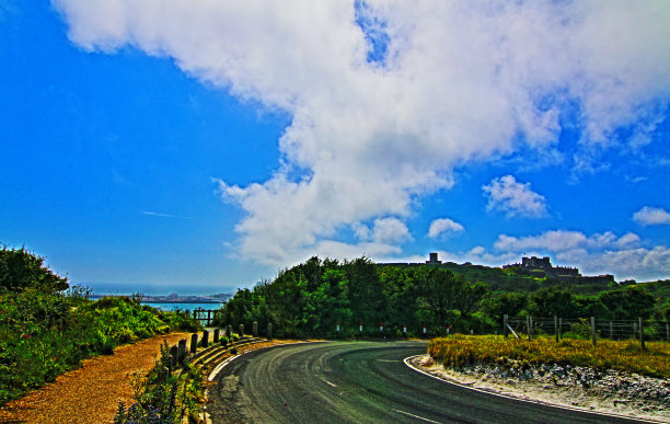 多佛白崖上的路俯瞰多佛城堡图片下载