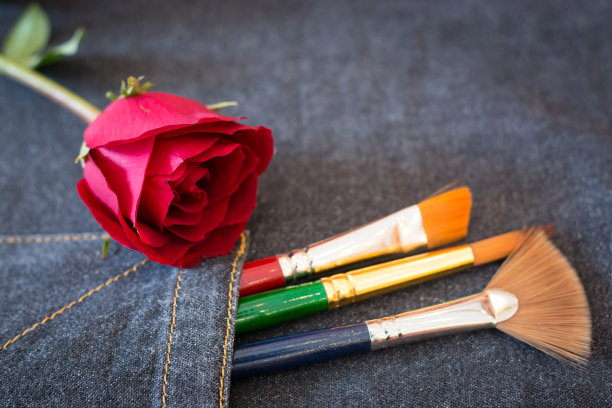 刷和牛仔裤图片下载