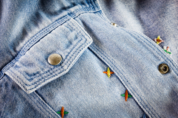 蓝色复古牛仔夹克的特写细节图片下载
