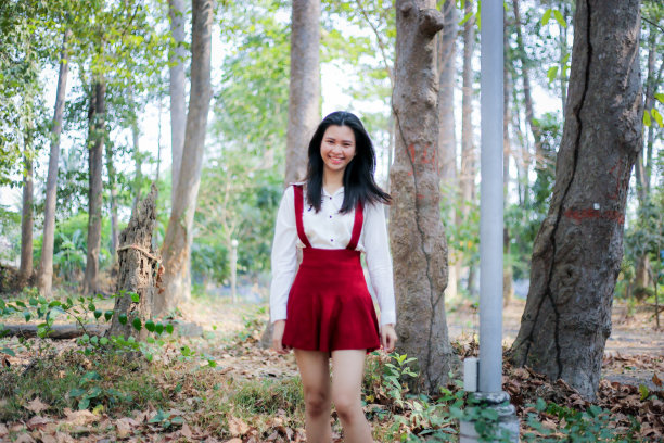 有花园的女孩图片下载