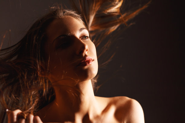 美丽的黑发女人肖像与自然的外表图片下载