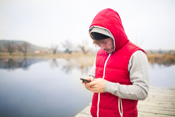 运动员在训练后看智能手机。图片下载