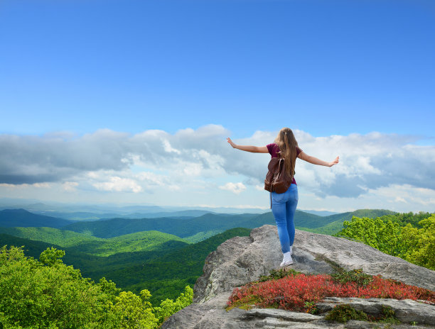 女孩享受在山顶徒步旅行的时间。图片下载