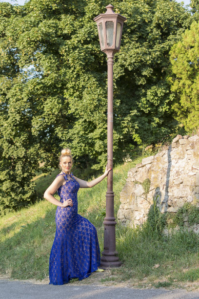 公园里的女人图片下载