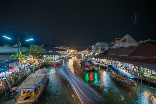 泰国安帕瓦水上市场的夜灯图片下载