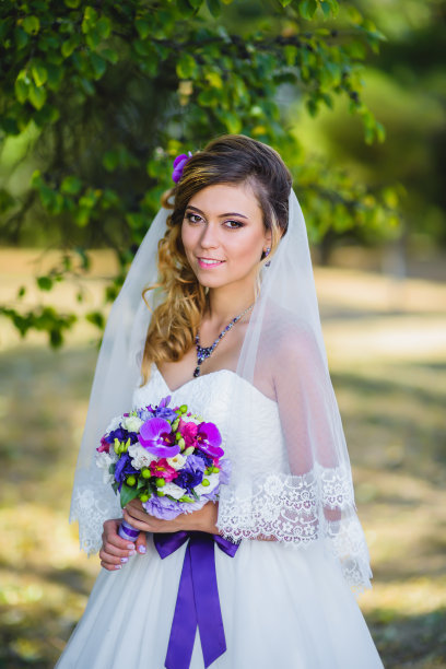 穿着带紫色蝴蝶结的结婚礼服的女孩图片下载