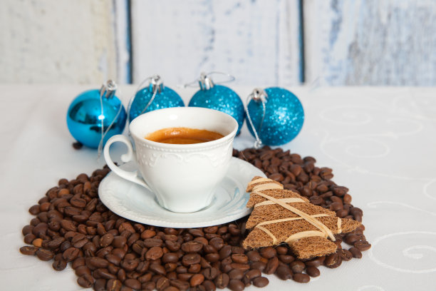 白色的热咖啡杯和圣诞装饰品图片下载