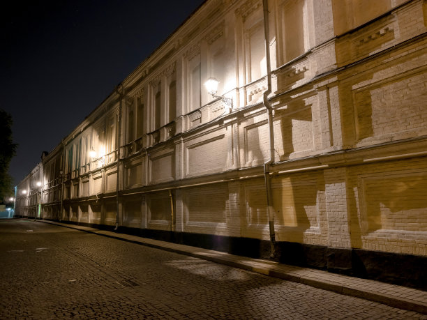 在晚上照亮建筑墙壁图片下载