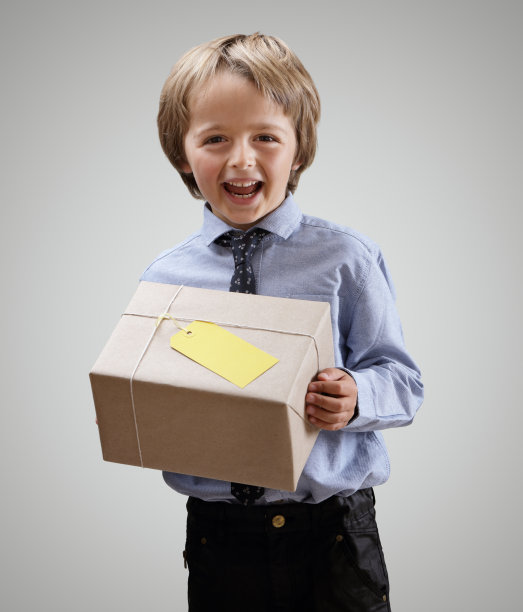 男孩的礼物图片下载