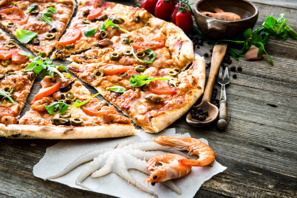 美味的披萨摆在桌上图片下载