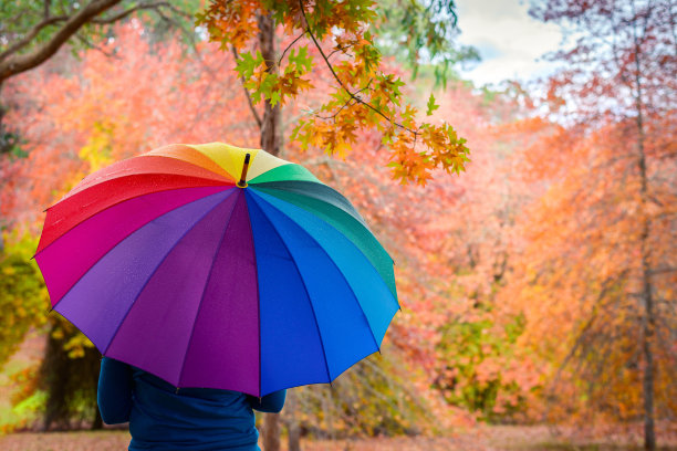 女人站在五颜六色的伞下图片下载