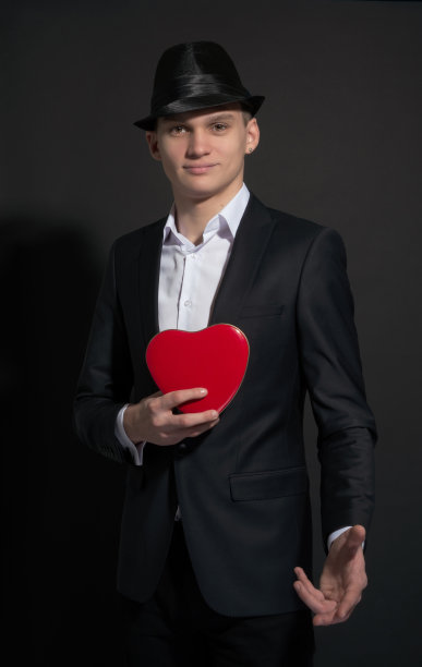 年轻人用一盒爱的心图片下载