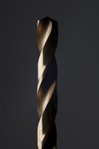 金色钻头在黑暗的背景图片下载