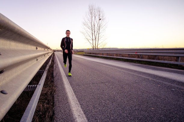 在路上奔跑图片下载