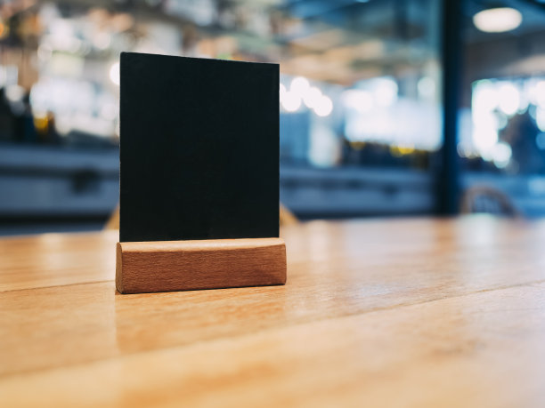 模拟菜单框架在桌子上模糊的餐厅咖啡厅图片下载