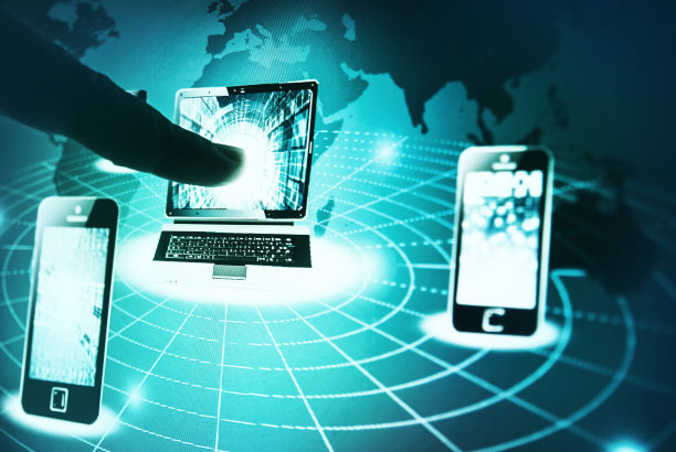 人的手指向屏幕上的笔记本电脑图片下载