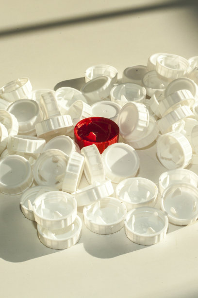 很多白色回收塑料帽和一个红色的图片下载