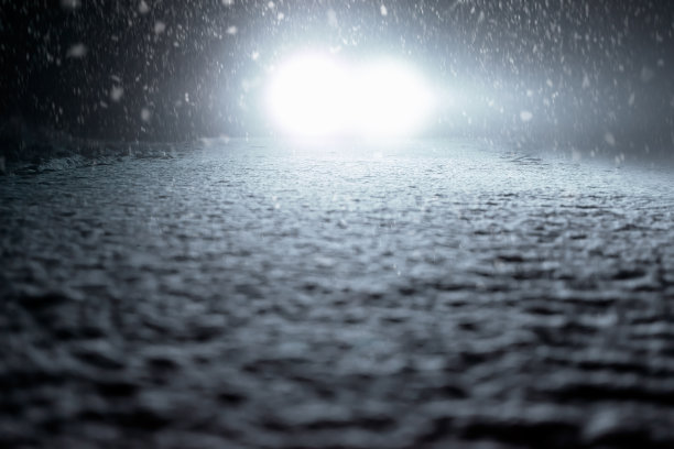 冬天的驾驶-雪雾路的夜晚图片下载