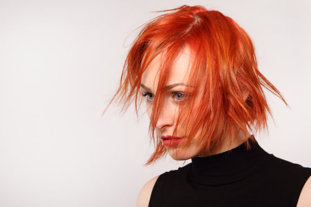 橙色头发和蓝色眼睛的年轻女孩图片下载