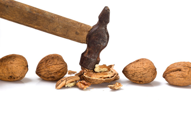 用锤子敲几颗核桃。图片下载