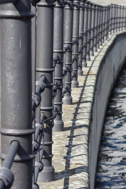 历史悠久的栏杆，河边的金属栏杆图片下载