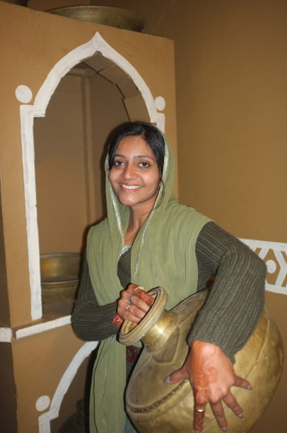 典型的印度村民拿着大锅。图片下载