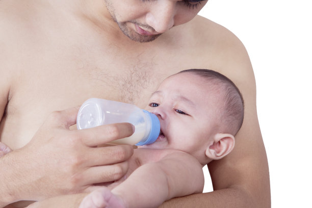 小男孩喝着奶瓶里的牛奶图片下载