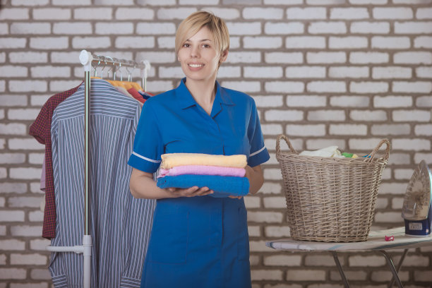 拿着毛巾的服务员图片下载