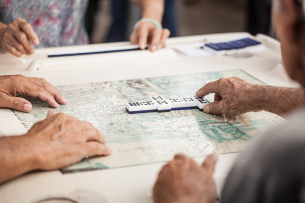 老人玩多米诺骨牌的形象图片下载