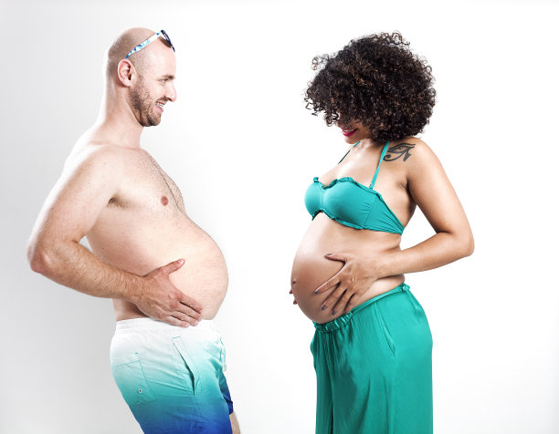 有趣的怀孕夫妇比较肚子图片下载