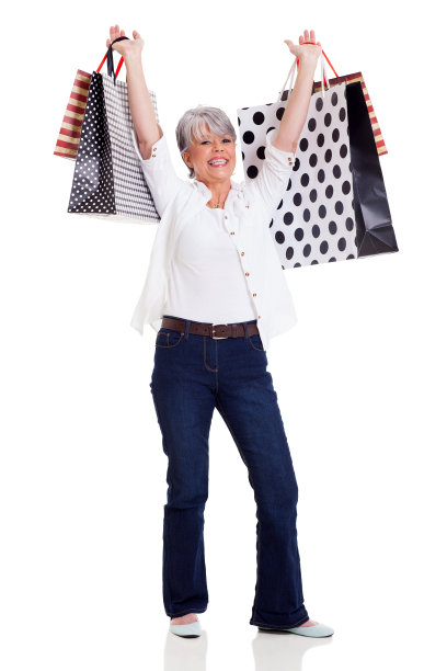 老妇人拿着购物袋图片下载