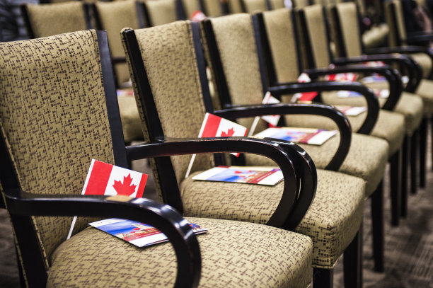 在会议室担任主席图片下载