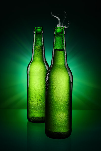 绿色瓶装啤酒图片下载