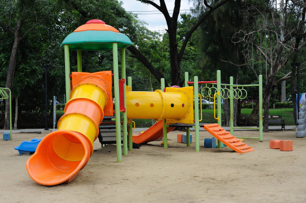 操场上的玩具图片下载