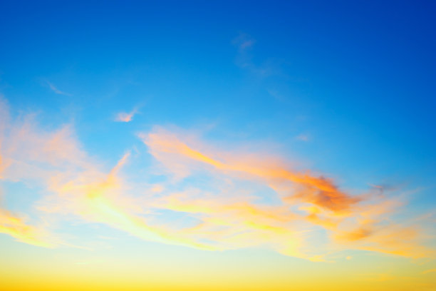 美丽的黄橙色天空在日落在夏天的傍晚。图片下载