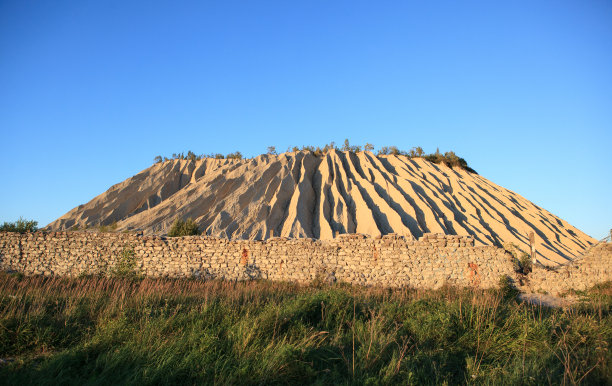 爱沙尼亚鲁姆废弃采石场的石灰石山图片下载