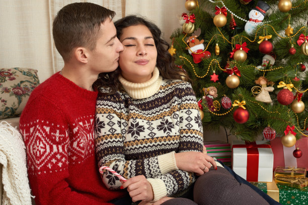 快乐的夫妇带着圣诞和新年礼物在家图片下载