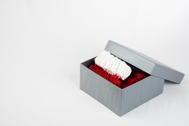 装着圣诞袜的礼物盒图片下载