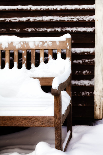 铺满雪的木凳图片下载