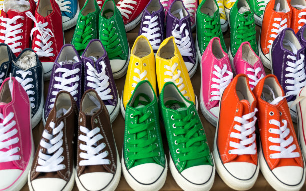 鲜艳的颜色青少年运动鞋休闲装图片下载