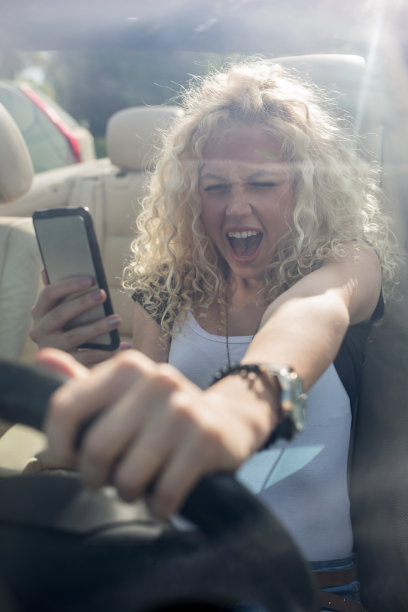 在车里读短信!图片下载