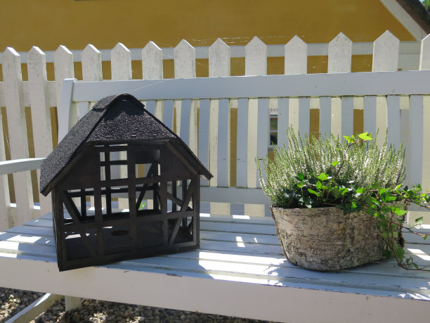 白色长凳上的模型房子图片下载