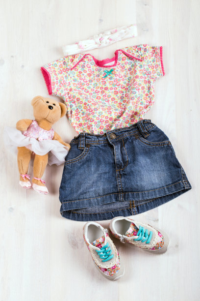木制背景上的儿童服装和鞋子图片下载
