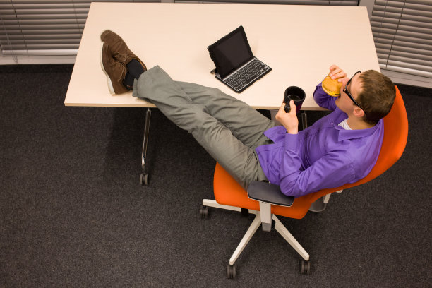 带着汉堡和马克杯的男人在办公室-快餐图片下载