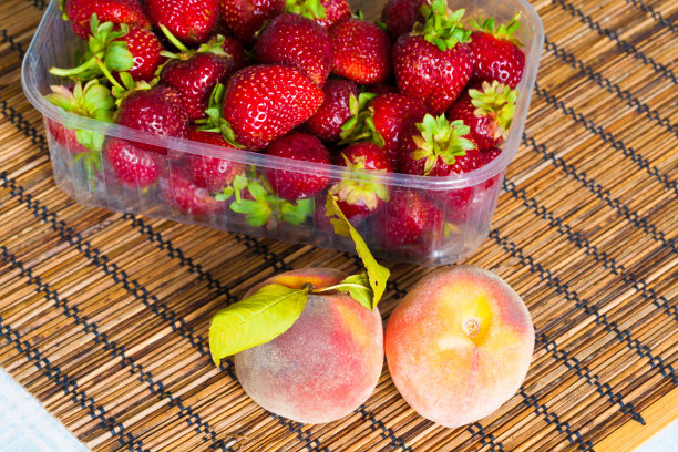 草莓和桃子图片下载