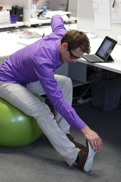 办公室职业疾病防治——锻炼商人图片下载