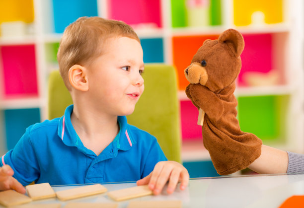 小男孩在玩玩具熊图片下载